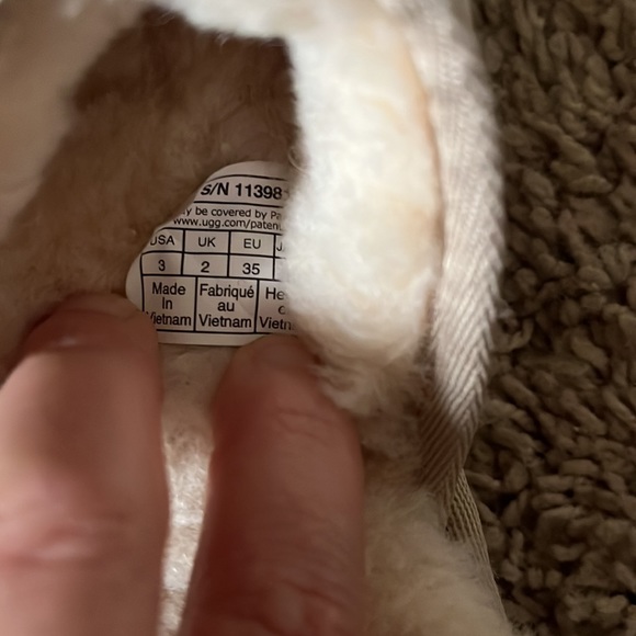 Ugg - Picture 3 of 4